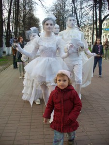 Ирочка показывает свой любимый город актерам  театра "Non Stop" (СПб). Первомайский бульвар.