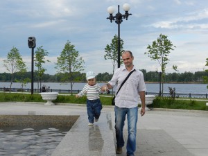 Даниил и папа гуляют на Стрелке