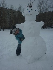 На дворе 2 апреля,а мы слепили снеговика!!!!)))
