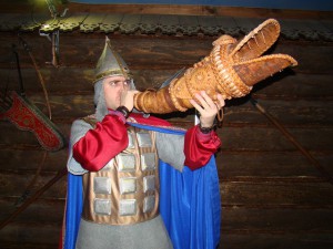 Алёша Попович трубит